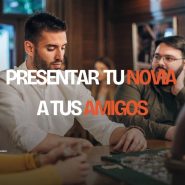 Hombre en un bar en el momento de presentar su novia a sus amigos, una situación social importante en una relación de pareja.